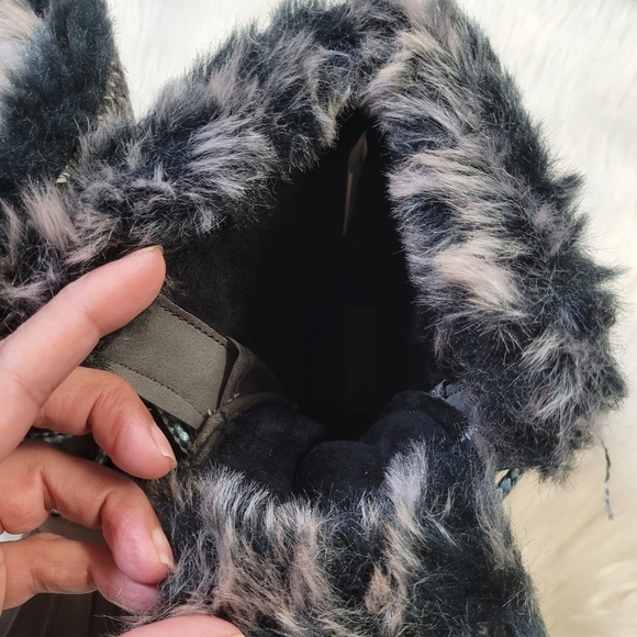 Women's Gray and Black Winter Boots - Picture 6 of 10